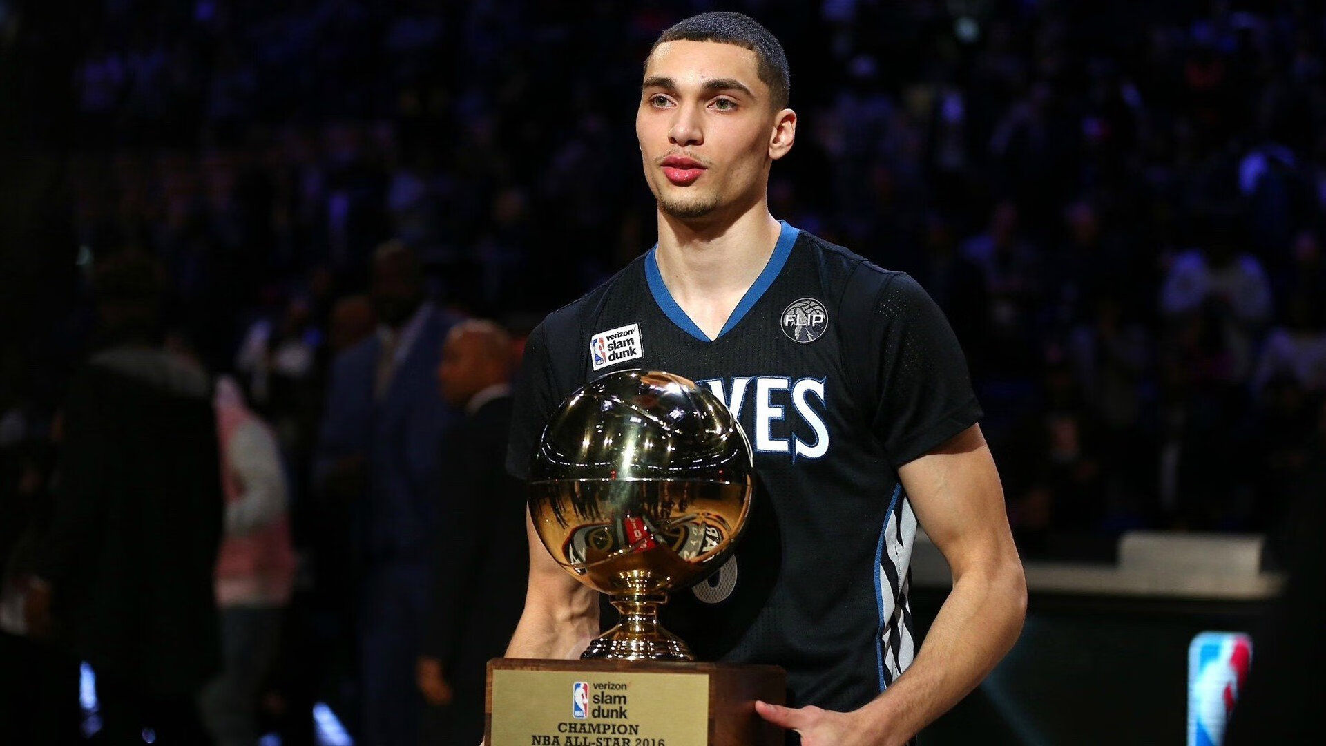 热火观众热烈欢呼!,西亚卡姆迎来十赛季出色发挥全场沸腾不已